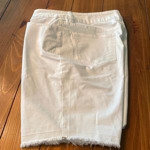 Time and Tru white Bermuda shorts